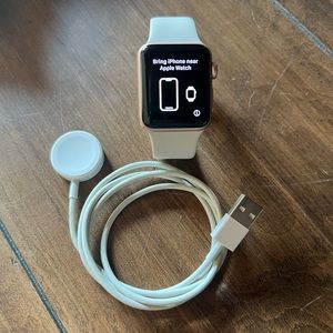 38mm Apple Watch Series 3 (GPS + Cellular) Aluminum in gold